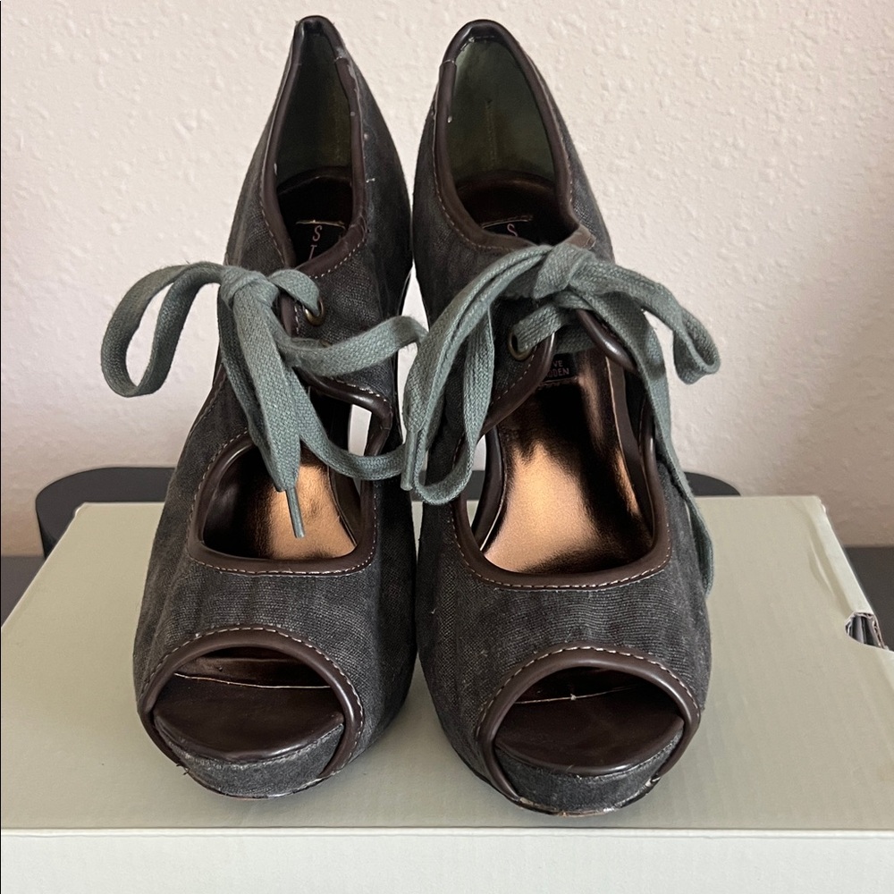 Stylish Women's Peep-Toe Heels with Green Laces